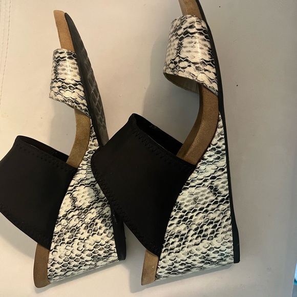Alfani faux snakeskin & blk platforms/mules. Size 9.5. Gently worn 2 or 3 times. - Picture 1 of 8